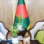 তরুণদের জলবায়ু অভিযোজনে সম্পৃক্ত করতে ইউনিসেফের সঙ্গে বাংলাদেশ কাজ করবে :সৈয়দা রিজওয়ানা হাসান পরিবেশ, বন ও জলবায়ু পরিবর্তন এবং পানি সম্পদ মন্ত্রণালয়ের উপদেষ্টা সৈয়দা রিজওয়ানা হাসান বলেছেন, জলবায়ু অভিযোজন কার্যক্রমে সমন্বয়, তরুণদের অংশগ্রহণ নিশ্চিত করা, জবাবদিহিতা প্রতিষ্ঠা করা অত্যন্ত জরুরি। তিনি বলেন, পানি উন্নয়ন বোর্ডসহ অন্যান্য সংস্থার বিভিন্ন অবকাঠামো নির্মানে ও পানি সংশ্লিষ্ট প্রকল্পের পরিবীক্ষণ ব্যবস্থায় তরুণদের অন্তর্ভুক্ত করতে হবে। তিনি আরো বলেন। একইরূপ পয়ঃনিষ্কাশন ও চিকিৎসা বর্জ্য ব্যবস্থাপনায় ইনসিনারেশনের বিকল্প হিসেবে উন্নত নিরাপদ প্রযুক্তির ও ব্যবহারিক সমাধানে মনোযোগী হতে হবে। ইনসিনারেশন হল একটি বর্জ্য পরিশোধন প্রক্রিয়া যার মাধ্যমে উচ্চ তাপমাত্রায় বর্জ্য পদার্থের দহন, আয়তন হ্রাস এবং সম্ভাব্য শক্তি পুনরুদ্ধার করার একটি প্রক্রিয়া। এটি তাপীয় পরিশোধনের একটি রূপ যা পৌরসভার কঠিন বর্জ্য এবং বিপজ্জনক পদার্থসহ বিভিন্ন ধরণের বর্জ্যের জন্য ব্যবহার করা হয়। ০১ জুলাই’২০২৫ তারিখে বাংলাদেশ সচিবালয়ে নিজ কার্যালয়ে ইউনিসেফ বাংলাদেশের কান্ট্রি রিপ্রেজেন্টেটিভ রানা ফ্লাওয়ার্স-এর নেতৃত্বে সাক্ষাতকালে একটি উচ্চপর্যায়ের প্রতিনিধিদলের সঙ্গে উপদেষ্টা এসকল বিষয়ে কথা বলেন। বৈঠকে শিক্ষা, সামাজিক খাত ও তরুণদের সম্পৃক্ততার মাধ্যমে জলবায়ু সংকট মোকাবিলায় দু’দেশের জোরদারের জন্য যৌথ উদ্যোগ ওপর গুরুত্বারোপ করা হয়। বৈঠকে শিশু ও কিশোর-কিশোরীদের ওপর জলবায়ু পরিবর্তনের ক্ষতিকর প্রভাবগুলি যেমন বন্যা, অপুষ্টি ও শিক্ষা ব্যবস্থার ব্যাহত হওয়া উল্লেখ করে রানা ফ্লাওয়ার্স বলেন, ইউনিসেফ জলবায়ু সমাধানের কেন্দ্রবিন্দুতে তরুণদের রাখতে প্রতিশ্রুতিবদ্ধ। তিনি বিভিন্ন জেলায় তরুণদের নিয়ে পরামর্শ সভা আয়োজনের পরিসর বাড়ানোর প্রস্তাব পদান করেন এবং নিয়মিতভাবে মন্ত্রণালয়ের সাথে তরুণদের যোগাযোগের জন্য একটি কাঠামোগত ব্যবস্থাপনা তৈরি করার আহ্বান জানান। ইউনিসেফ একটি যৌথ ডকুমেন্টারি সিরিজ নির্মাণের প্রস্তাব দেয়, যার মাধ্যমে শিশু ও তরুনদের পরিবেশ সচেতনতা তৈরির অংশ হিসেবে পরিবেশবান্ধব বার্তা স্থান পাবে। উপদেষ্টা এ প্রস্তাবকে স্বাগত জানান এবং বলেন, বিদ্যালয়ের পাঠ্যক্রমে এটি অন্তর্ভুক্ত করা যায় এবং শিক্ষকদের প্রশিক্ষণ ও শিক্ষার্থীদের সক্ষমতা বৃদ্ধির মাধ্যমে বাস্তবায়ন করাও সম্ভব হবে। বৈঠকে ইউনিসেফ ও বন, পরিবশ ও জলবায়ু পরিবর্তণ মন্ত্রণালয় যৌথভাবে পরিবেশ শিক্ষাভিত্তিক কর্মপরিকল্পনা এবং স্থানীয় পর্যায়ে জলবায়ু উদ্যোগ পরিচালনার বিষয়ে একমত হয়। পরিকল্পনায় বর্জ্য পূনর্ব্যবহার, বর্জ্য পৃথকীকরণ এবং তরুনদের নেতৃত্বে জরুরি প্রস্তুতির কার্যক্রমও অন্তর্ভুক্ত যাবে। পরিবেশ মন্ত্রণালয় ও ইউনিসেফ উভয় পক্ষই জলবায়ুবান্ধব নেতৃত্ব গড়ে তোলার এবং দেশের টেকসই উন্নয়ন ত্বরান্বিত করতেকরার জন্য পারস্পরিক সহযোগিতা আরও জোরদারের শক্তিশালী আশাবাদ ব্যক্ত করে।