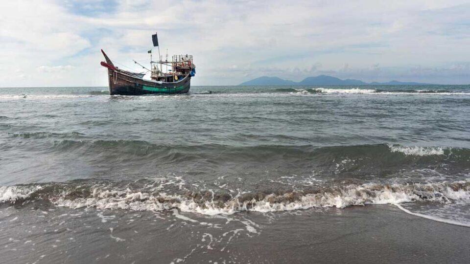 অবৈধ সামুদ্রিক খাদ্য বাণিজ্যে মানব পাচারের যোগসূত্র