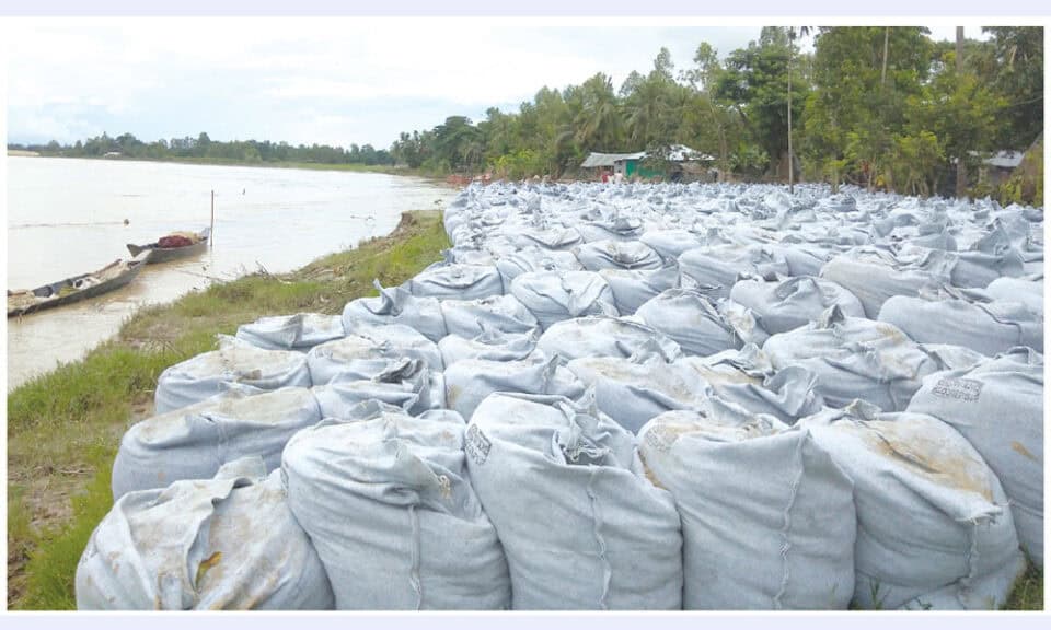 পাটের জিওটেক্সটাইল: নদী ভাঙন রোধে প্লাস্টিক ব্যাগের ‘যুগান্তকারী’ দেশীয় বিকল্প